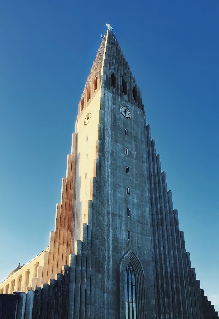 Hallgrimskirkja,哈尔格林姆教堂高73米(244英尺),是冰岛最大的教堂,以冰岛诗人兼牧师Hallgrímur Pétursson命名,纪念他对冰岛文学的巨大贡献。<br />
