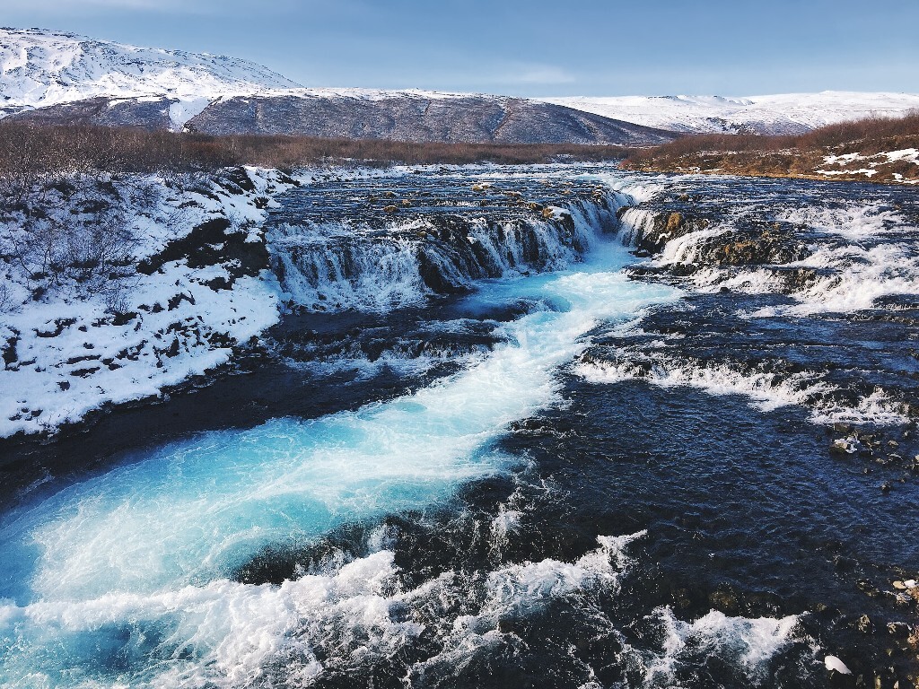 Bruarfoss,布鲁尔瀑布需要徒步一小段到达,这个小瀑布群位于冰岛西南部Grimsnes地区的Bruara河上,相当隐秘,鲜有游客到访。瀑布呈现出纯蓝色,如同仙境。