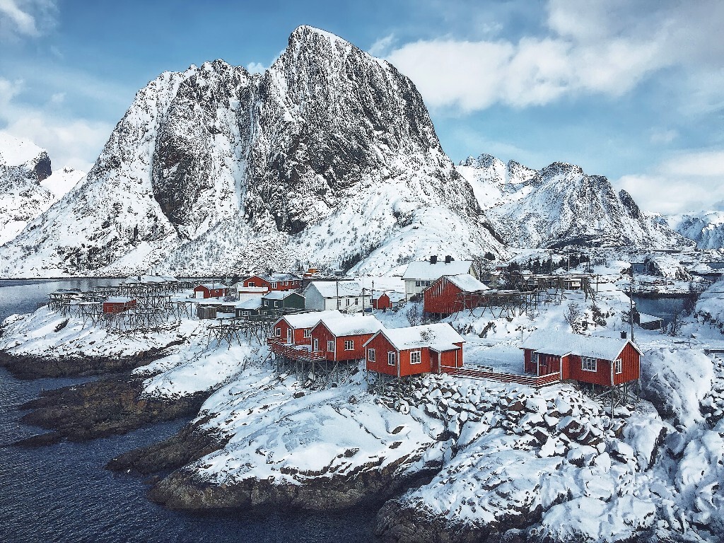 Hamnøy,小镇背后就是雪山,我们在红房里住了两晚。