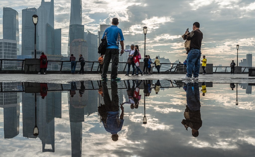 雨后外滩地面的积水