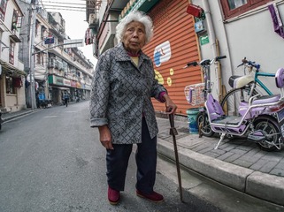 仗剑行走街头的老妪