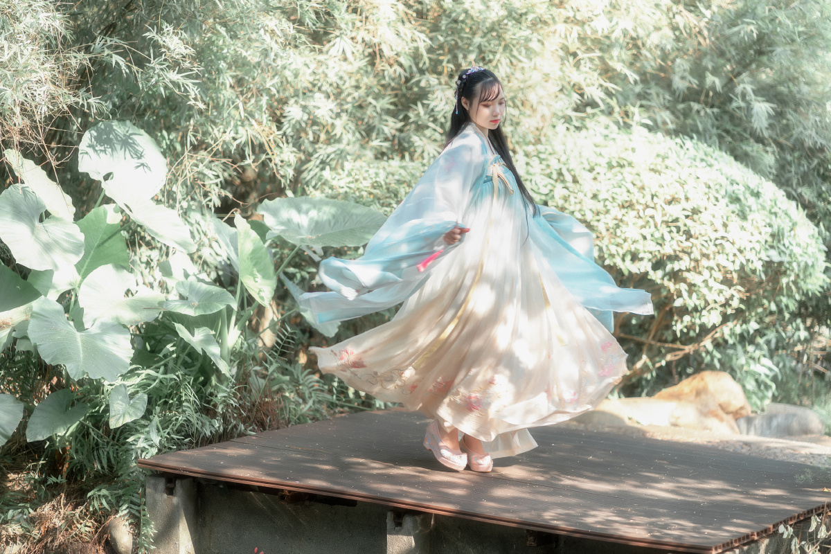 十三余家婴宁汉服美少女