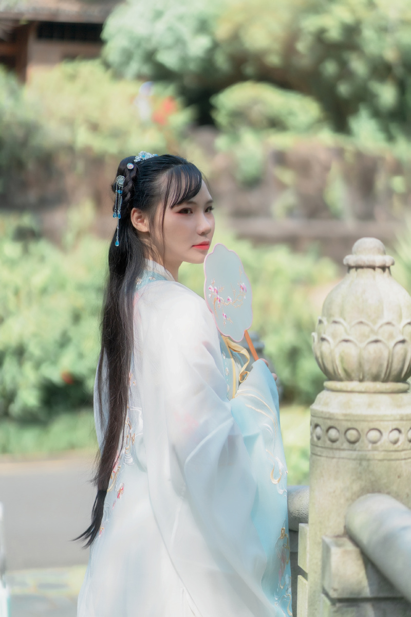 十三余家婴宁汉服美少女