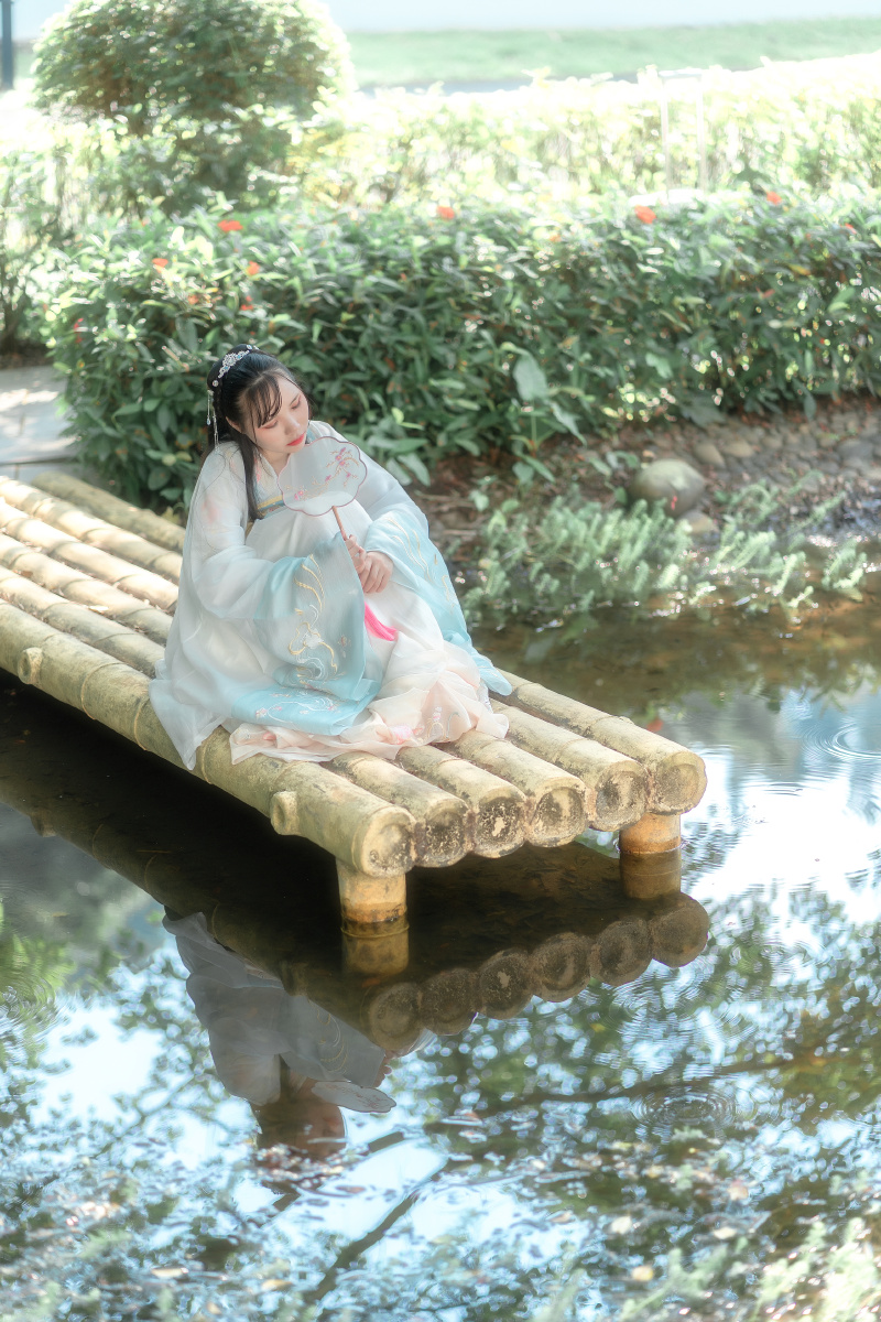 十三余家婴宁汉服美少女