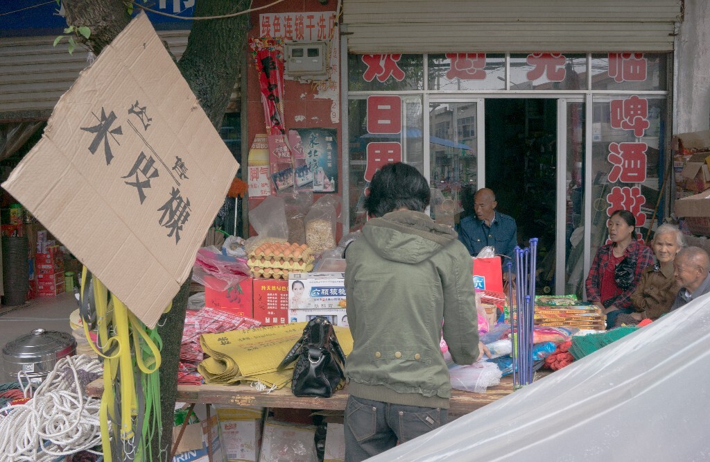 乡里的主街是一整排店铺,单是超市就不下五间,商品同质化严重,店铺招牌也不存在什么审美。但好在店面是自己家的屋,员工也是自己家的老人,还不至于亏损。<br />
乡里面没有高中,高中在县里。但即便是县里最好的高中,每年能考过一本的也不过二十来人。更多的人,还没有得到培养人格获取通识的机会,就看全了以后几十年一成不变的人生。<br />
同样是这个乡下,手写的春联也还时兴,兴许还会有人靠着书法这门手艺吃饭,这废纸板上的几个字,就写得端的好看。