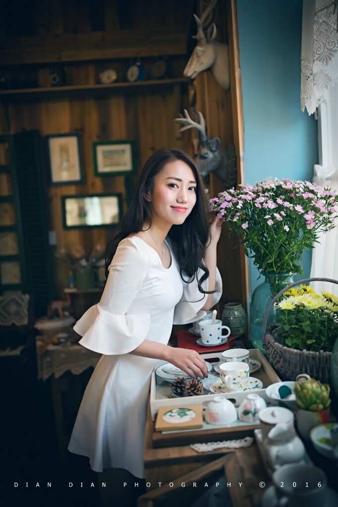 每次走过这件咖啡屋<br />
忍不住慢下了脚步
