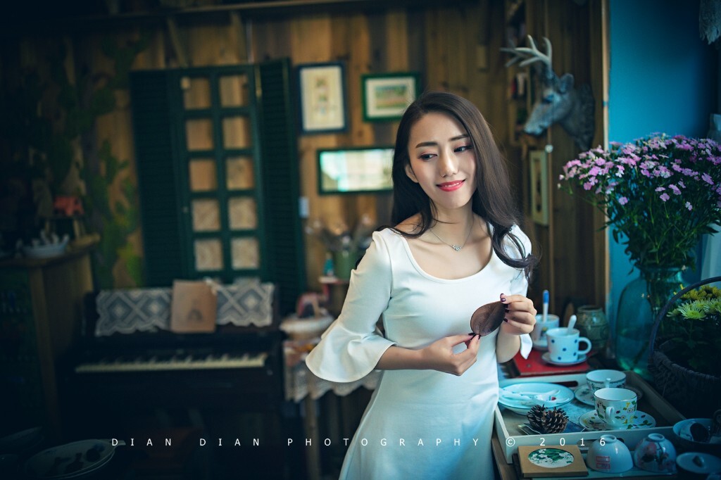 每次走过这件咖啡屋<br />
忍不住慢下了脚步
