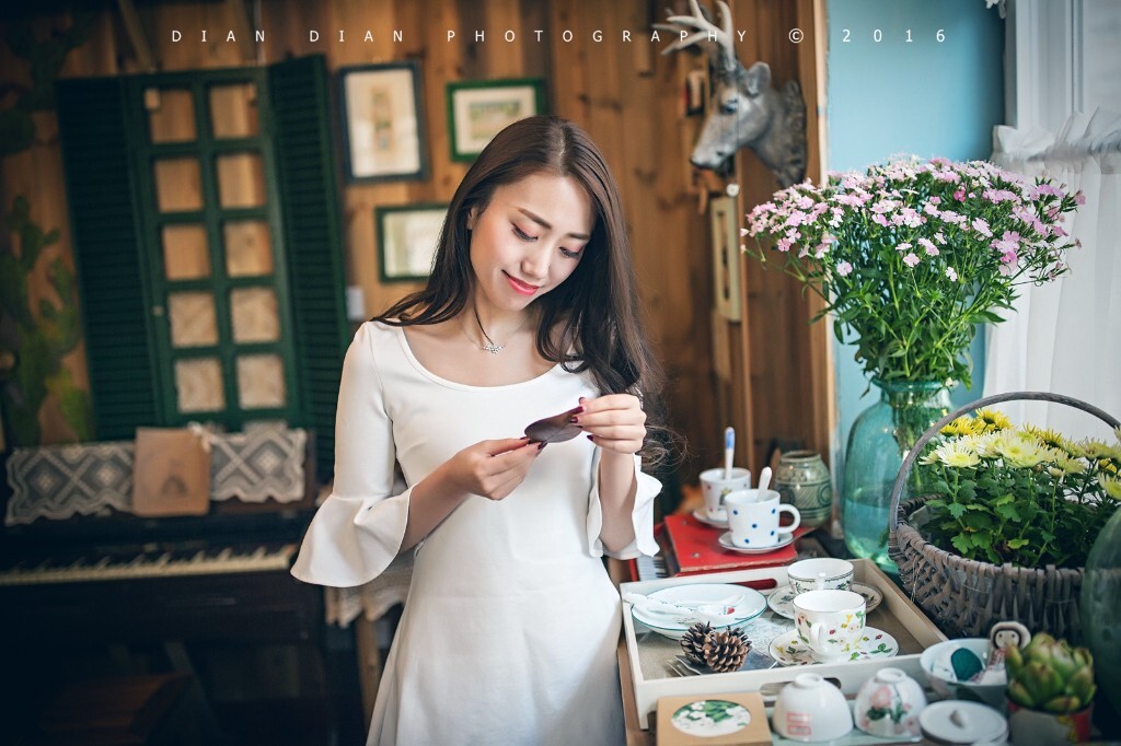 每次走过这件咖啡屋<br />
忍不住慢下了脚步