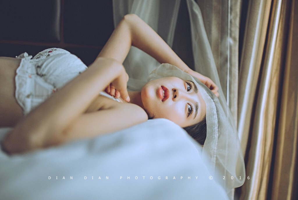 因为梦见你离开<br />
我从哭泣中醒来<br />
看夜风吹过窗台<br />
你能否感受我的爱