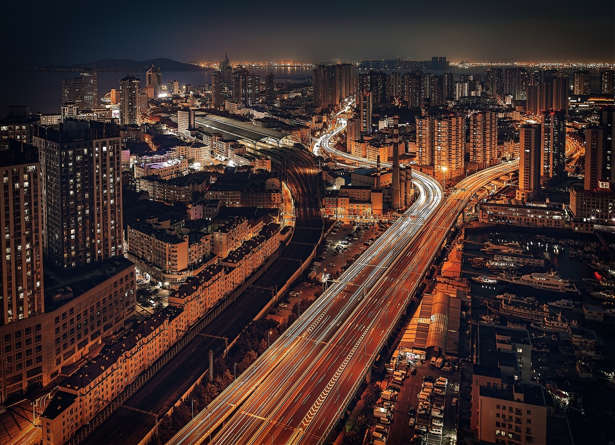 流光溢彩的城市之夜