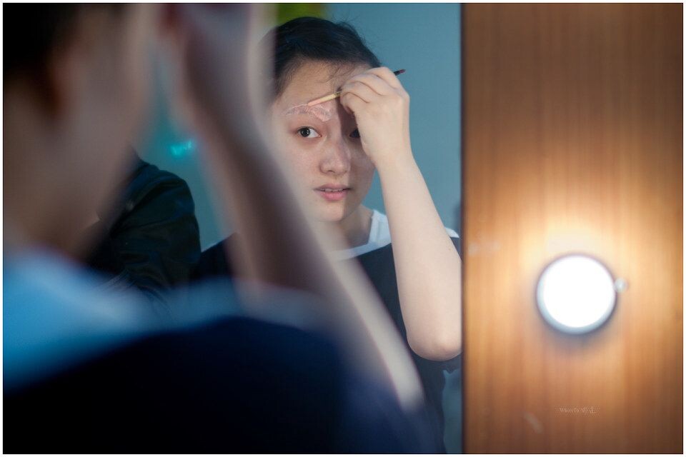 还是美女在化妆<br />
