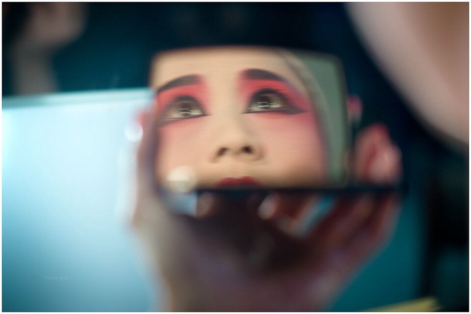 美女在化妆<br />
