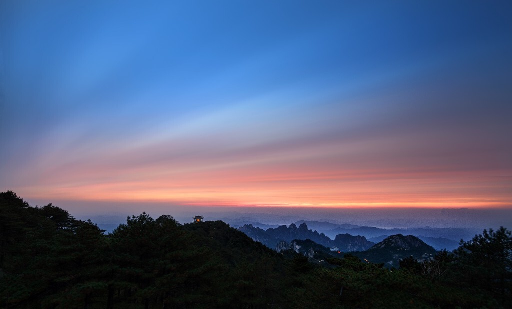 一望可相见,一步如重城.所爱隔山海，山海不可平。<br />
