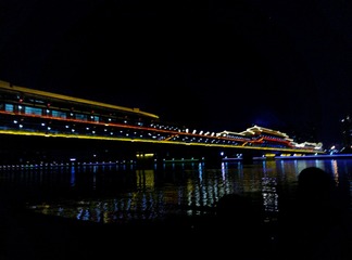 1360605