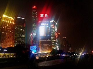 月光下更亮的上海