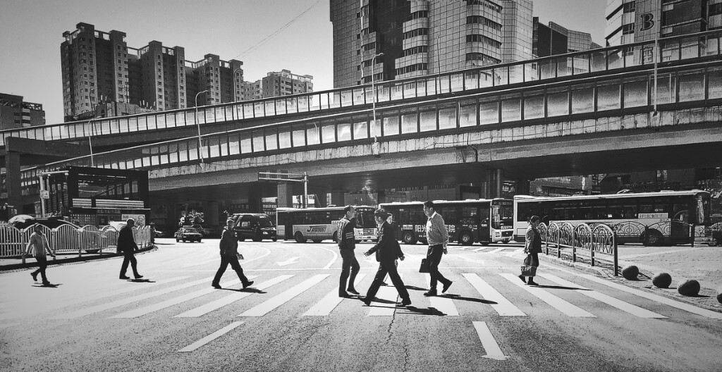 上班途中，光线正好，行人匆匆正穿过街头，这只是城市里的一个快节奏缩影而己