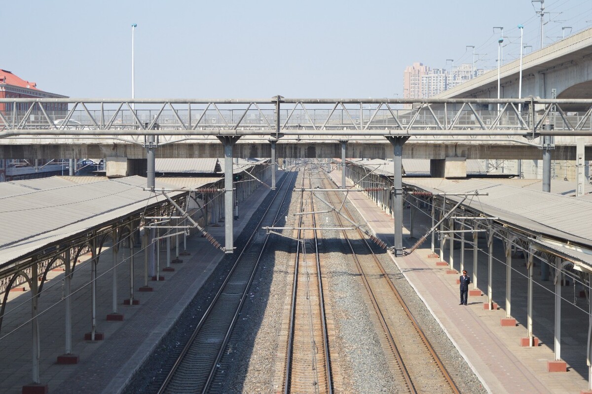 从天桥跨线到1站台出站，眺望正线远方。