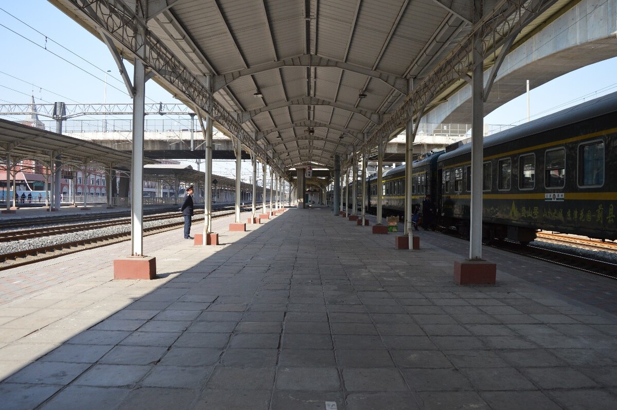 正点到达天津北站，天津北站也是一座老火车站，站台雨棚、地砖，满满的年代感。