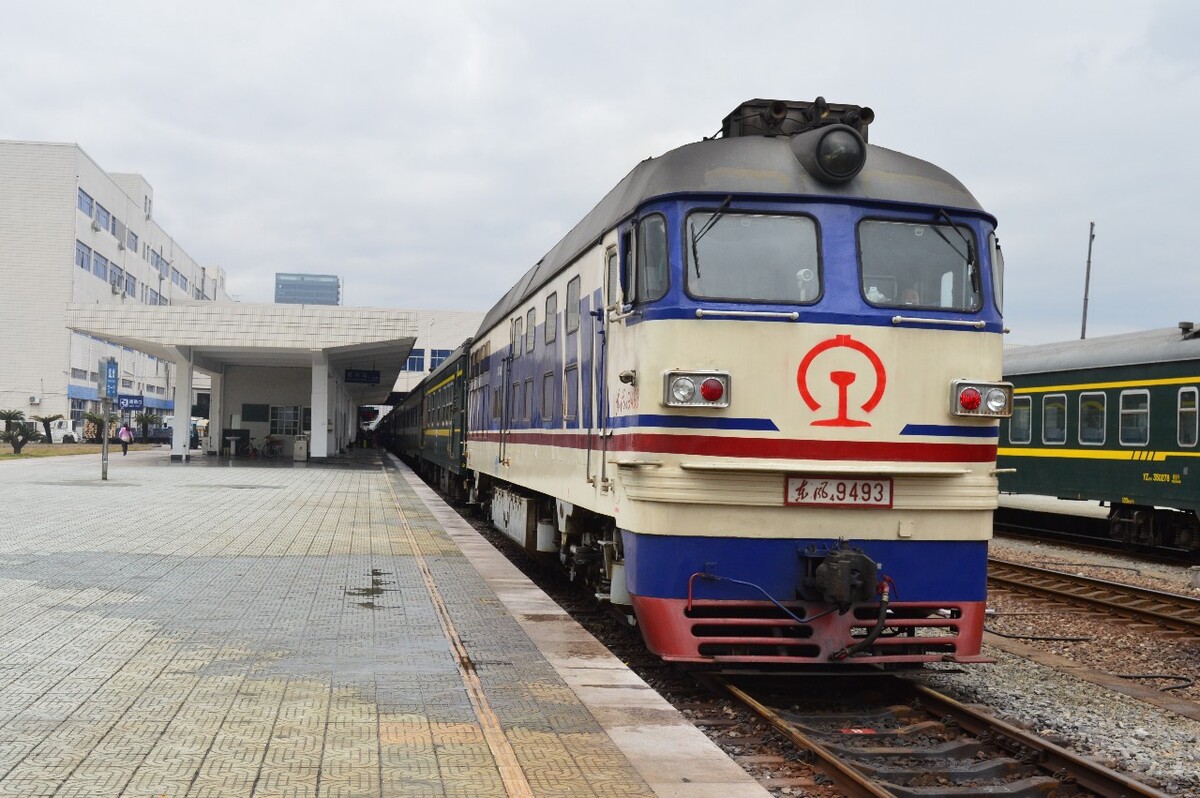 金温线列车本务为金温铁路公司涂装DF4，编号9493。