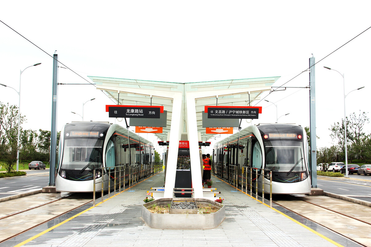 两辆崭新的有轨电车停靠在龙康路始发站。