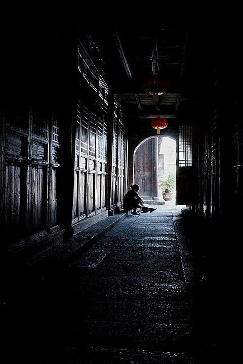 深巷孤影<br />
月河老街掠影