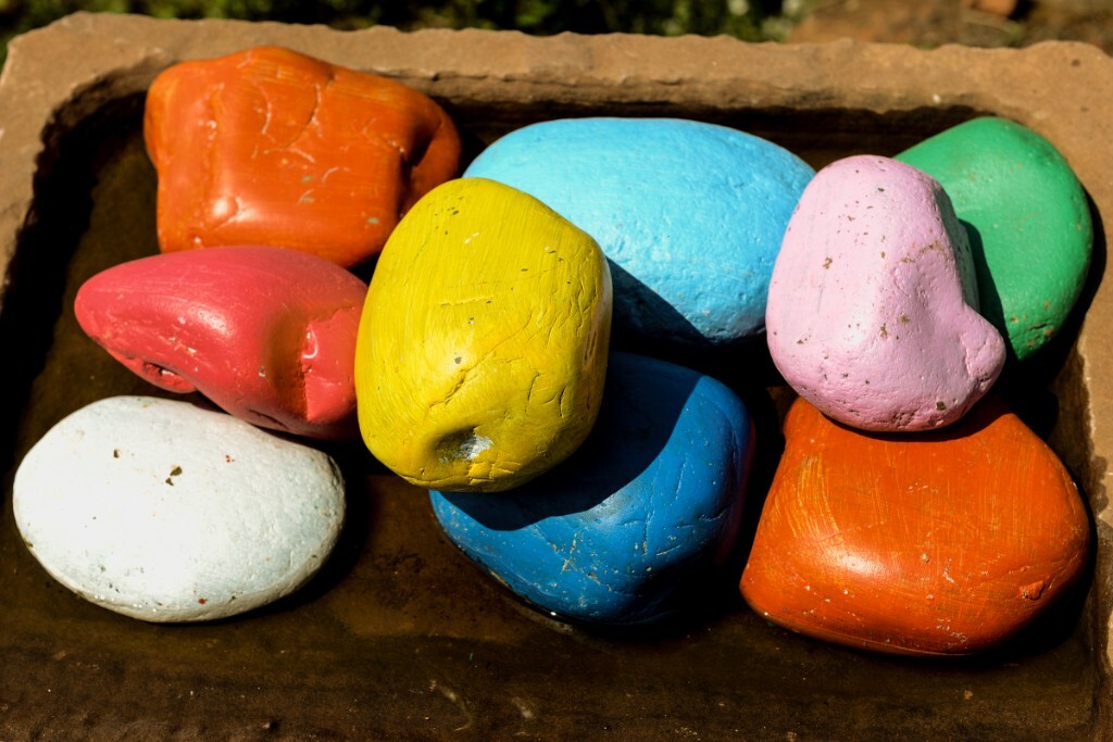 鲜花山谷谷主制作的彩色石头，别有风味。