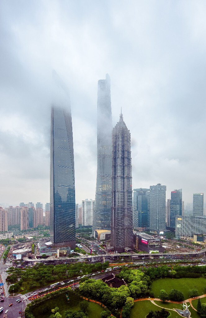 云雾缭绕的陆家嘴一