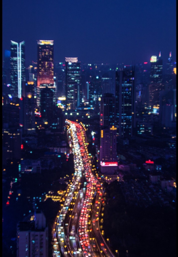 车流和灯光似五线谱上跳跃的音符，奏出优美动听的《魔都幻想曲》<br />
