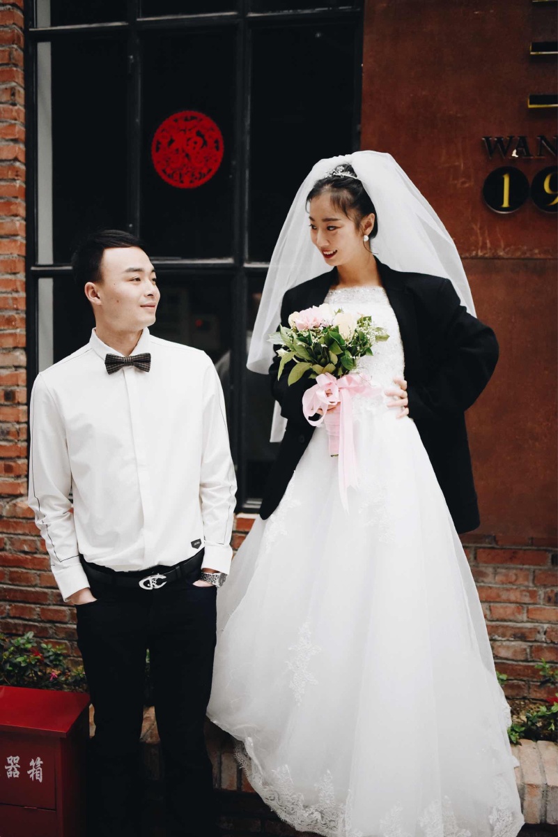 【我要,你在我身旁。我要,你为我梳妆。】 - 人