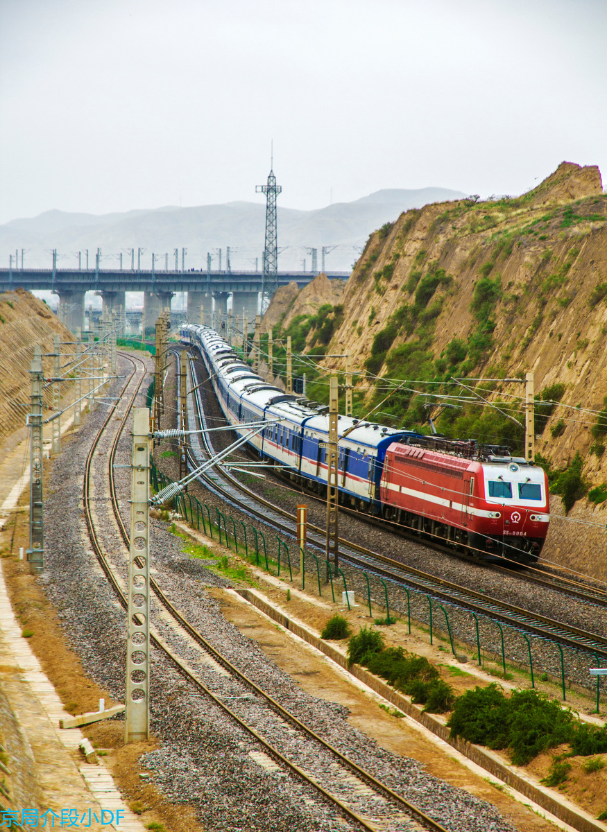 t197,远处是兰渝桥群