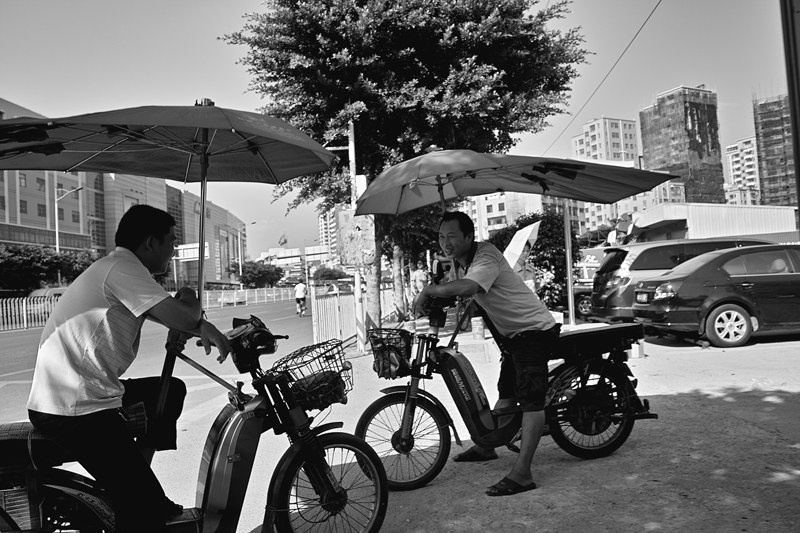 04 br /> 两个电动车拉客仔在聊天 br />