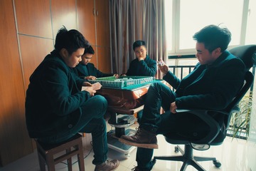 清一色自摸卡二筒，关三家胡了！