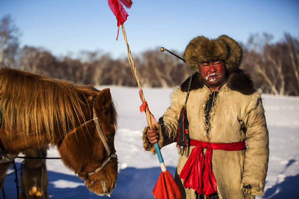 据他讲只要多给一些钱,他可以让这匹老马的前腿腾空,但是大家都不忍看