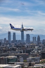 連飛機也跟著藍天白雲