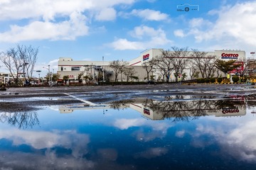 COSTCO 裡面不只東西很多 連外面都 敲好逛