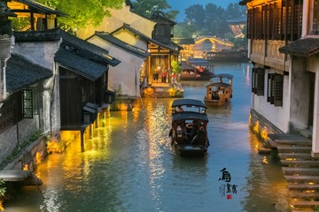 拱橋斜坡 水岸碼頭 誰能記得 渡江扁舟 我傷依舊 臨行回頭 遠方誰揮手