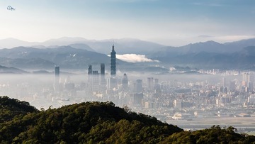 雲哥帶著一點點睡意 ,上到後山陽台看看風景 ,還算滿意