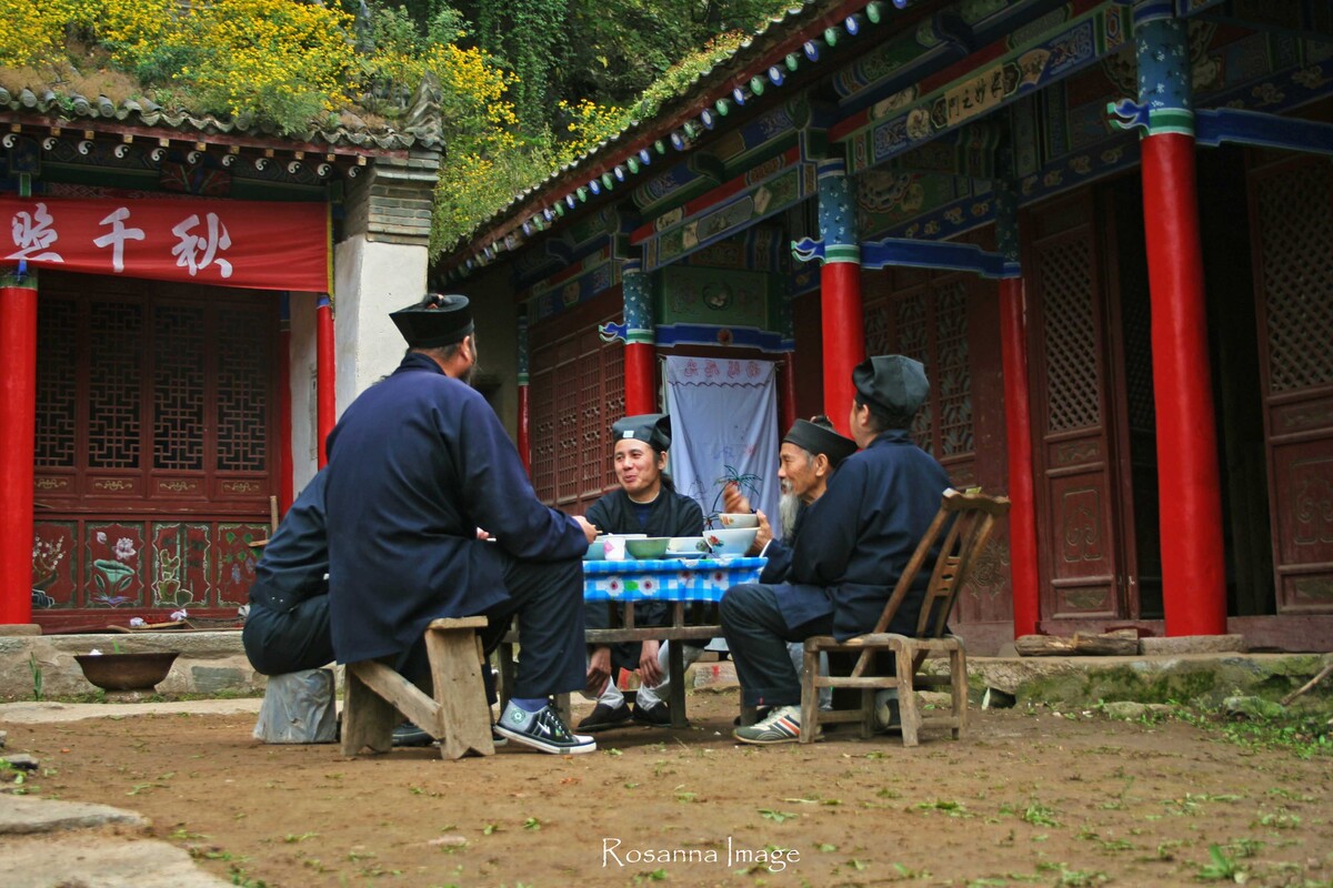 shanxi 226<br />
开光前一天傍晚，道士们坐在庙门前交流修炼心得……
