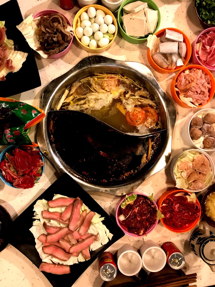 重庆鲁祖庙,一家古法老火锅,灯光本身布置柔和,用手机拍一张