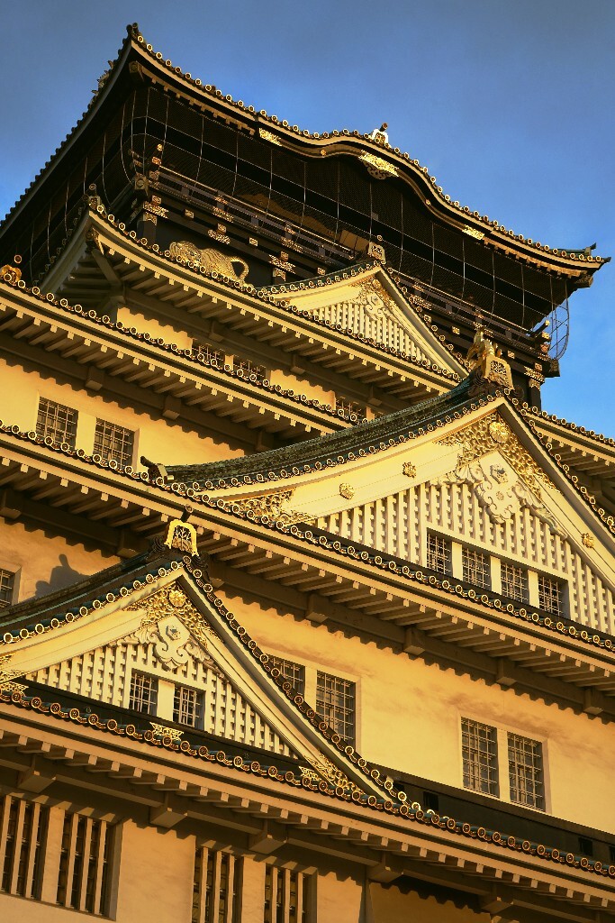 夕阳下的大阪城，每一片瓦，每一个构件，都在闪耀金辉。