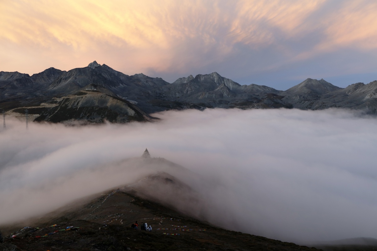 月圆之夜的折多山云海