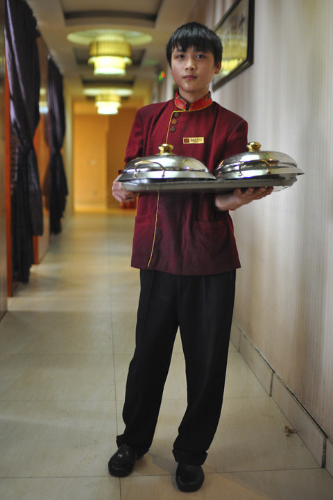 端着菜的服务员