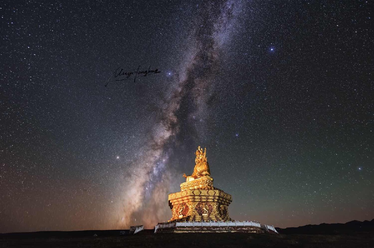 银河下的莲花生大师像