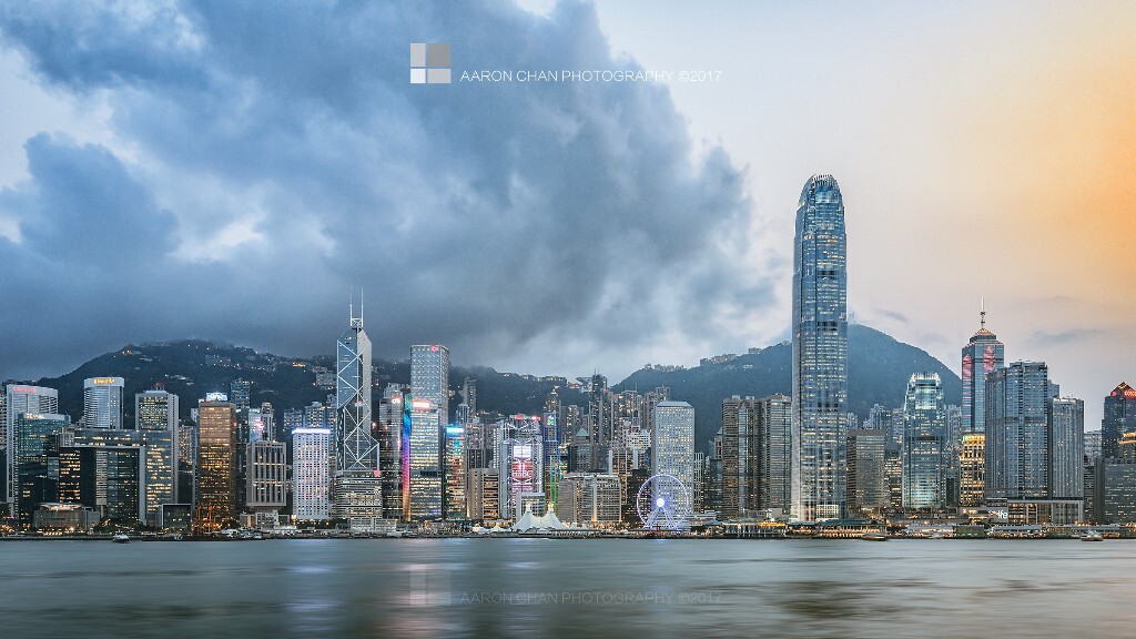 不再出航的船就不再是船<br />
要是還有能力就要迎向巨浪<br />
他走的那天 天空一片蔚藍<br />
你帶著笑 比平常更倉皇<br />
別走得那麽匆忙 別走得那麽匆忙<br />
Victoria 你是誰的家 誰是你的家