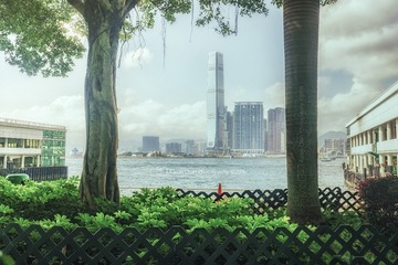 天有光，夕陽在催促要靠岸。 風有聲，傾聽默想怎去破浪。