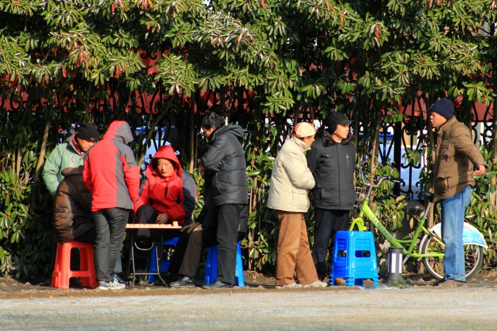 雪后休闲的人们享受着阳光下的幸福生活。