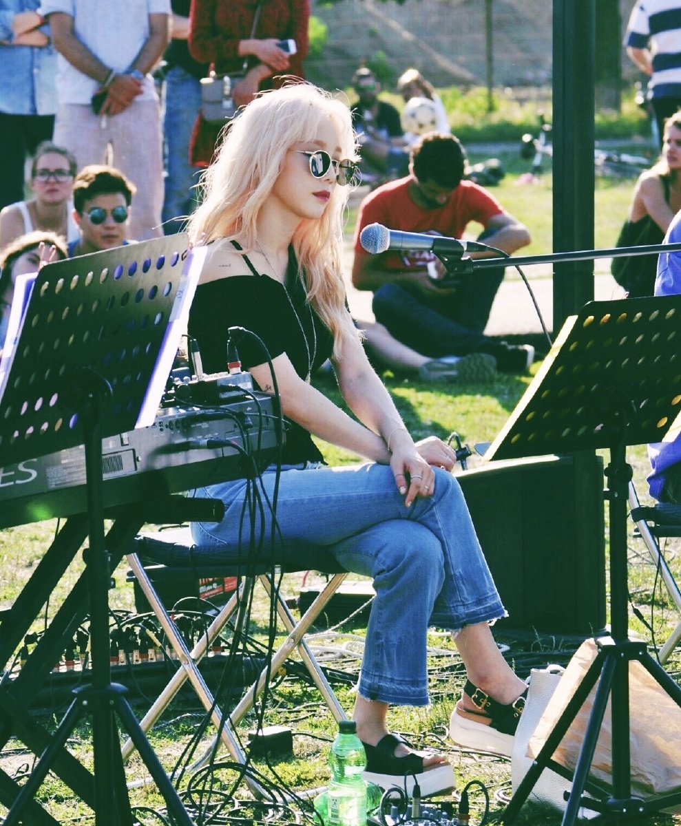 金泰妍柏林录制综艺红唇墨镜金发超a的小姐姐67