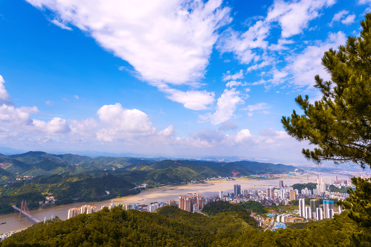 梧州白云山大美风光璀璨的西江明珠即将闪耀梧州上空为梧州发展助力