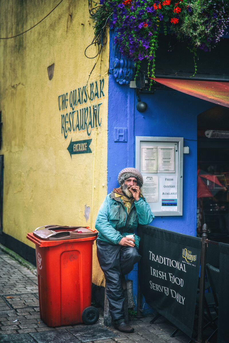 都柏林街头抽烟的老汉；红色的垃圾桶，蓝色的墙壁和老人也都构成了这样完美的搭配。<br />
