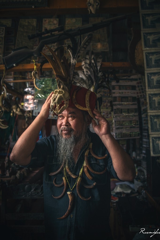 2016.8 印尼潜水闲逛之旅<br />
跟着小怪一起去了趟印尼；每天逛吃逛吃，轻松愉快；也着实领略了印尼独特而有趣的文化；作为一个对于神秘文化特别着迷的人，实在是不要太棒。一个当地村落中的老头人，同时也是村里的巫师。他收藏着各种神奇而罕见的法器，一瞬间就勾起了我这个好奇宝宝的好奇心。<br />
